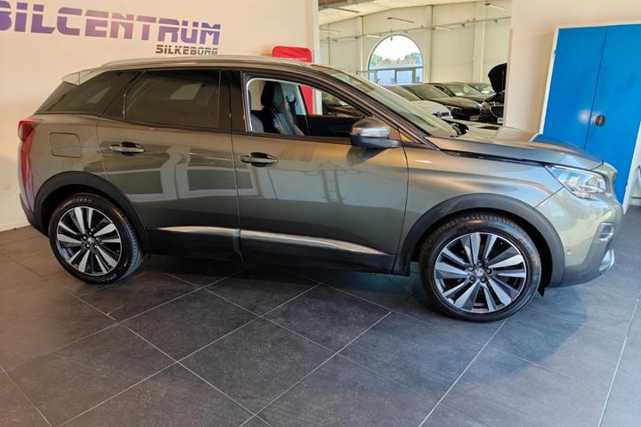 Grå Peugeot 3008 fra 2020