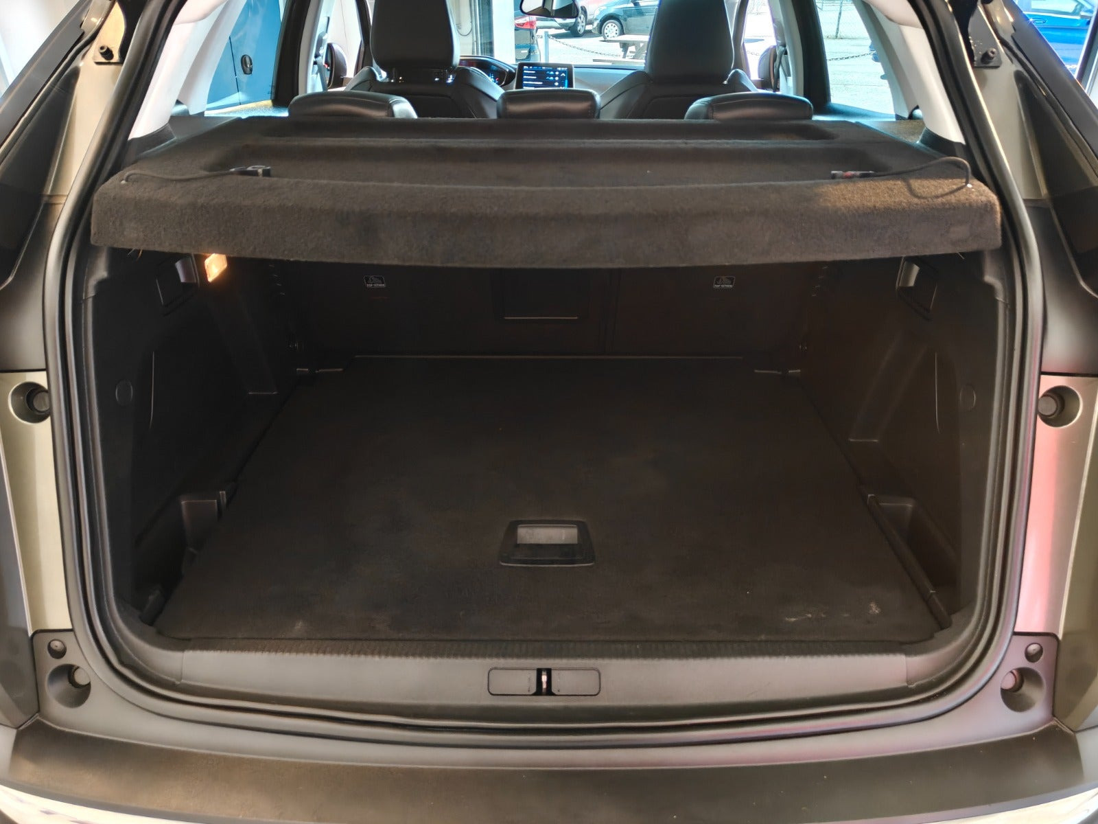 Grå Peugeot 3008 fra 2020