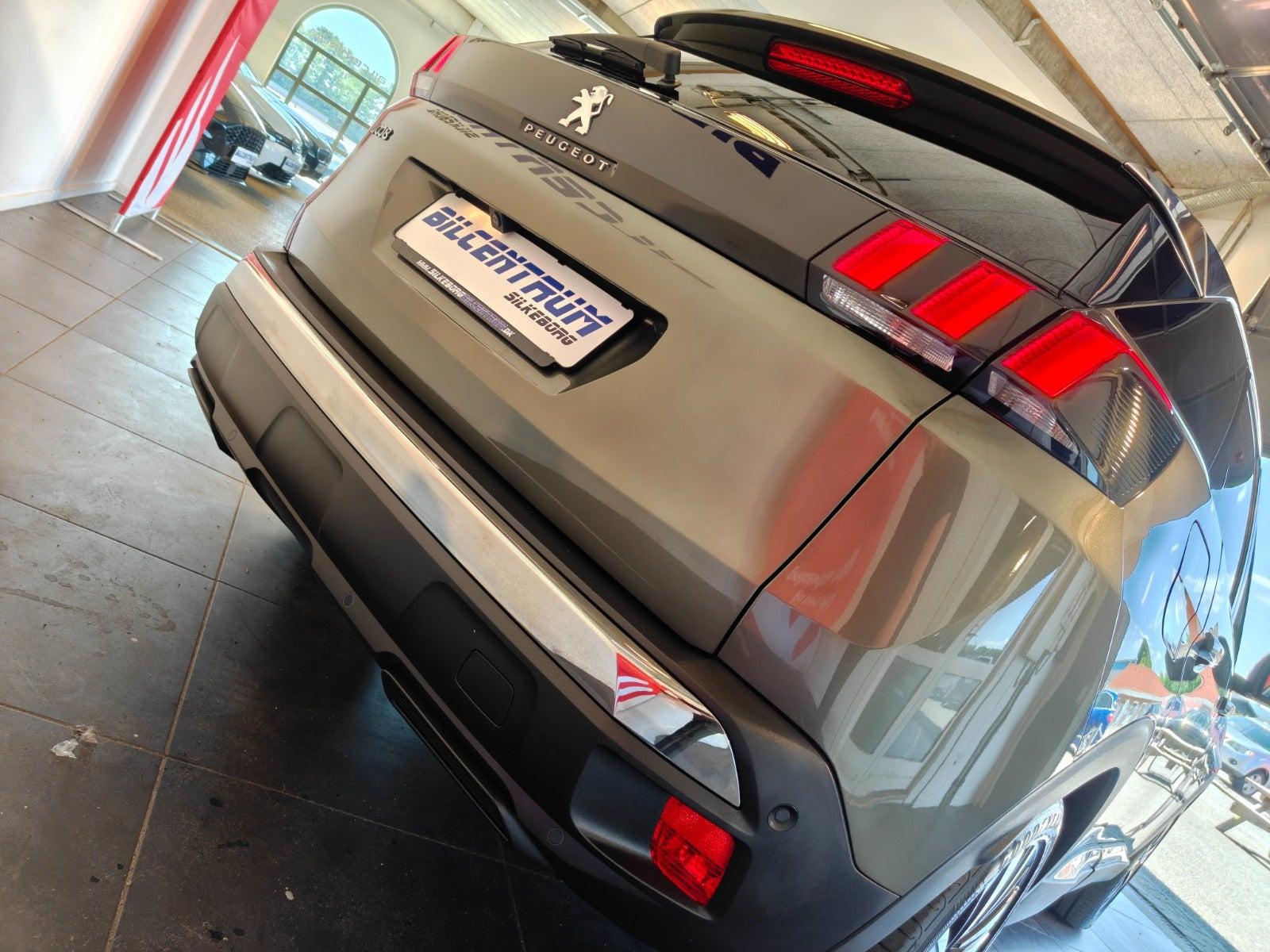 Grå Peugeot 3008 fra 2020