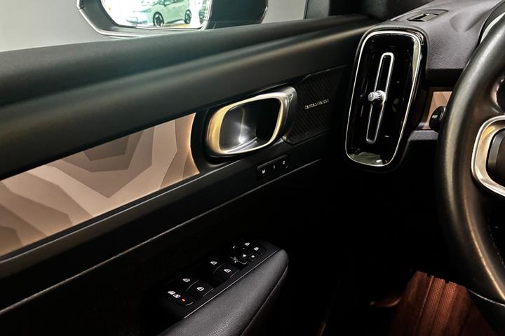 Sort Volvo XC40 fra 2023