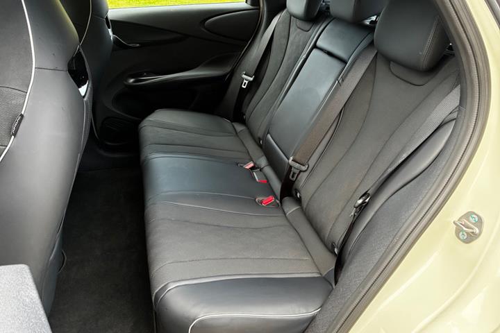Beige BYD Dolphin fra 2024