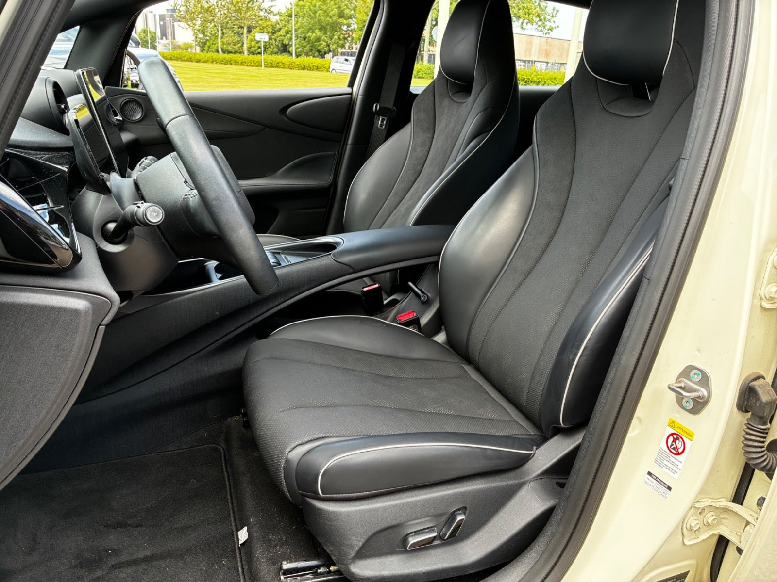 Beige BYD Dolphin fra 2024