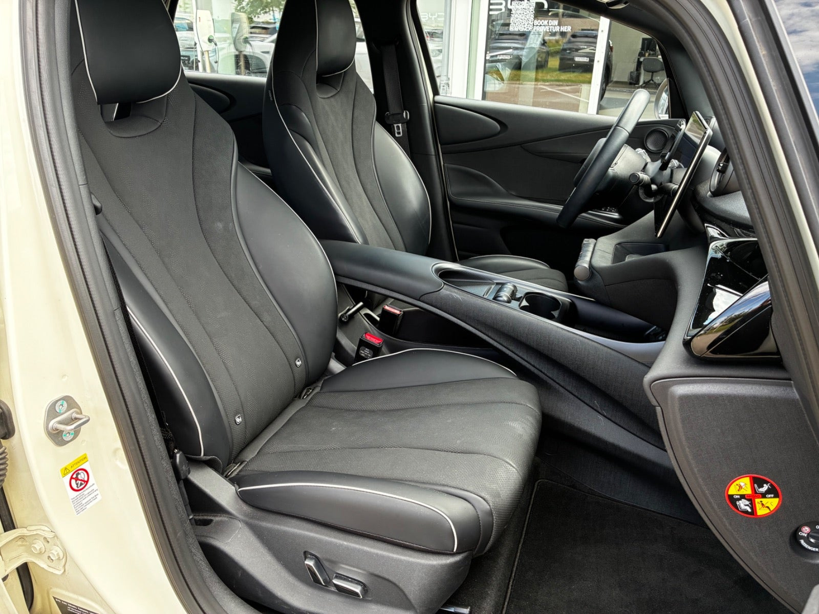 Beige BYD Dolphin fra 2024