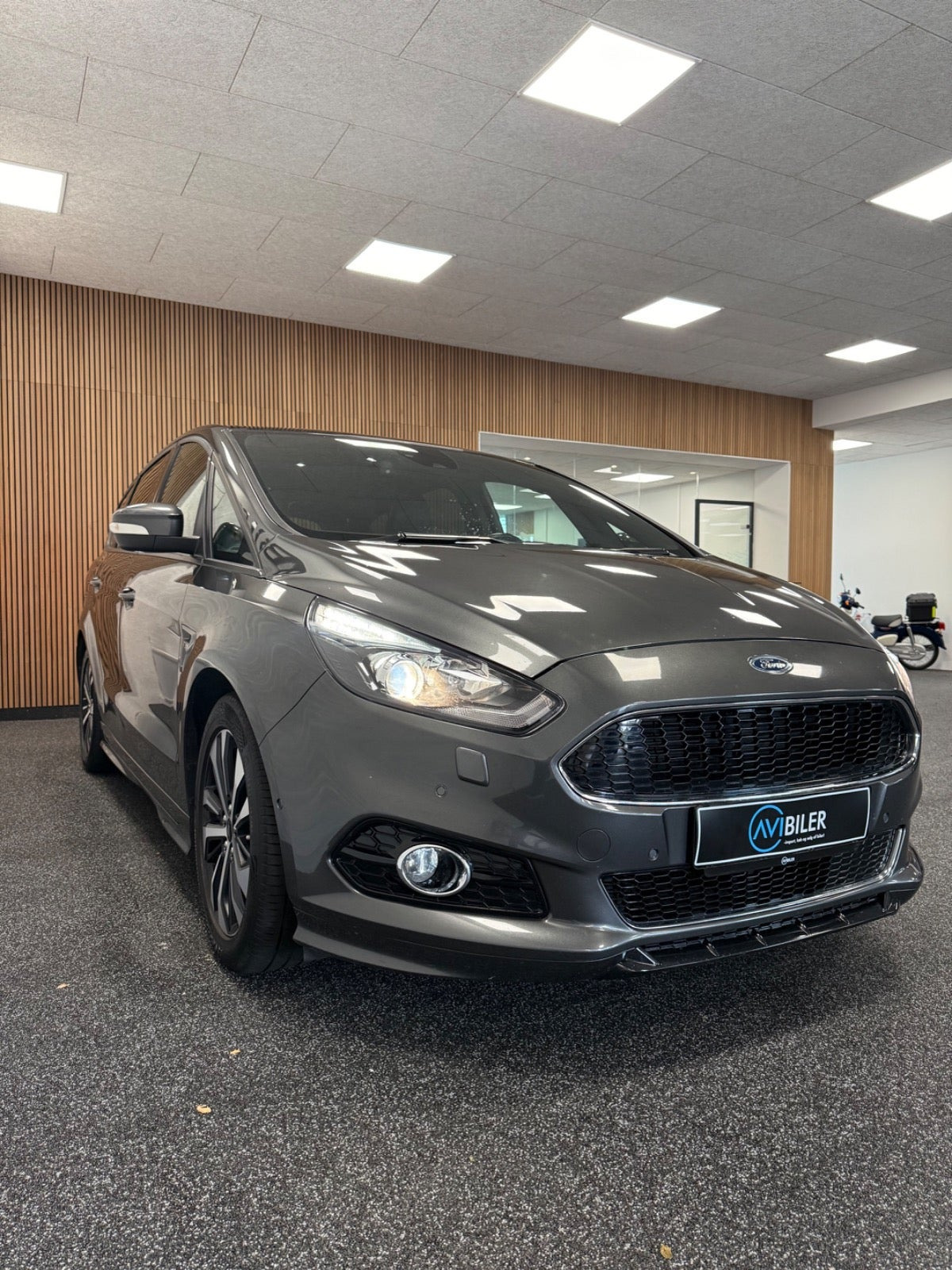 Grå Ford S-MAX fra 2019