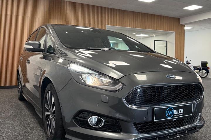 Grå Ford S-MAX fra 2019