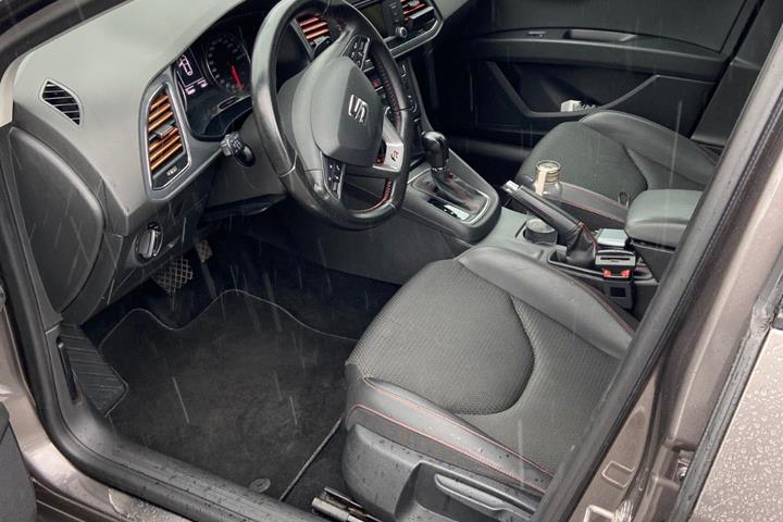 Grå Seat Leon fra 2015