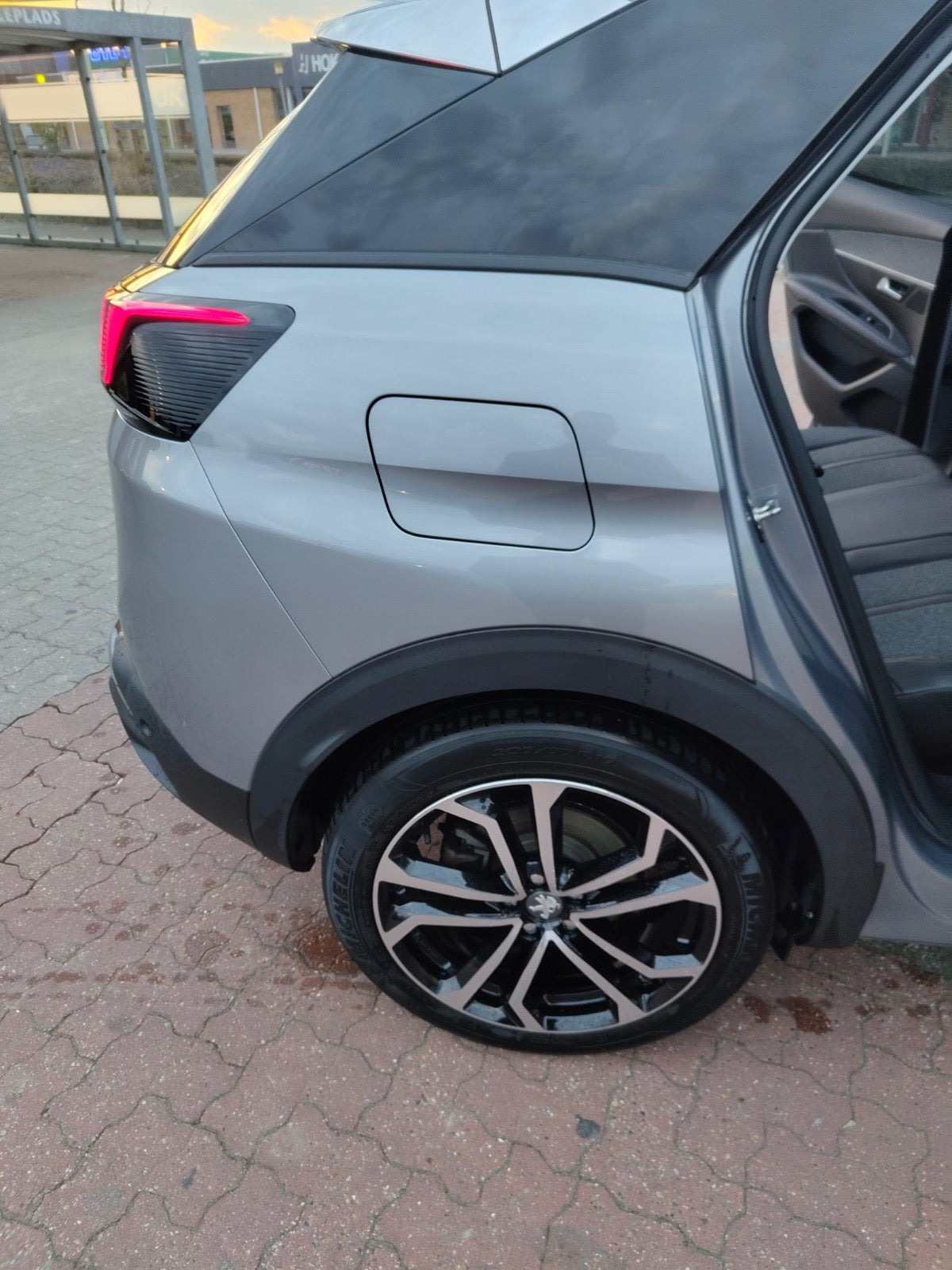 Sølv Peugeot 3008 fra 2019