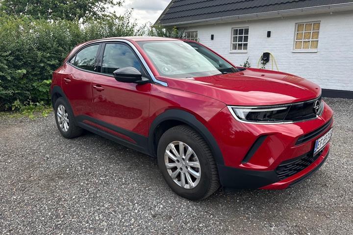 Rød Opel Mokka-e fra 2021 set udefra