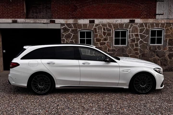 Hvid Mercedes C63 fra 2016