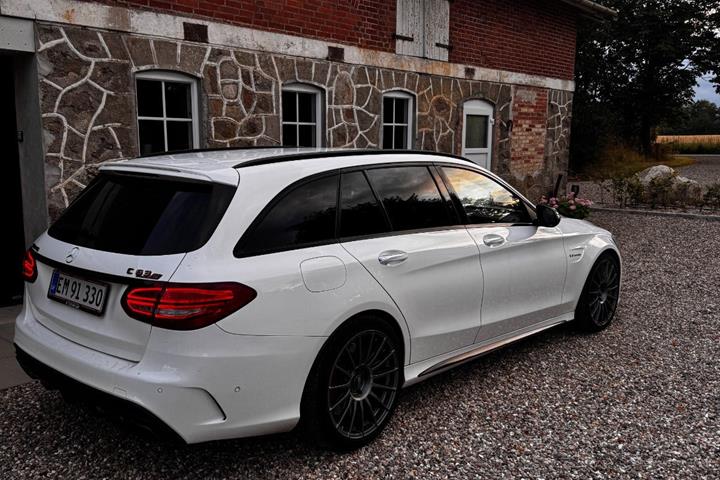 Hvid Mercedes C63 fra 2016