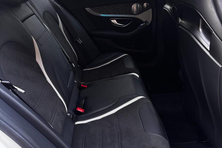 Hvid Mercedes C63 fra 2016