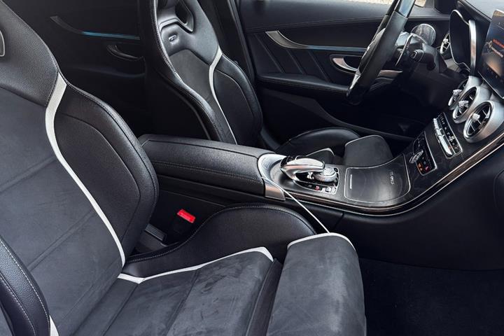 Hvid Mercedes C63 fra 2016