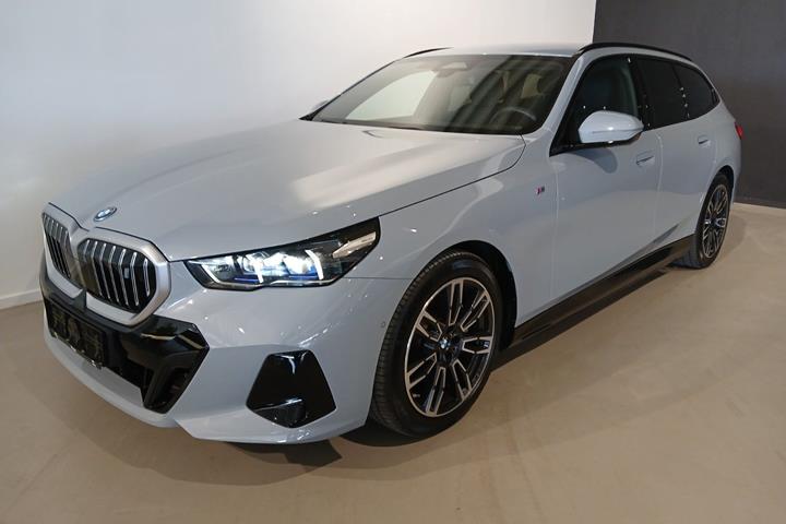 Grå BMW i5 fra 2025