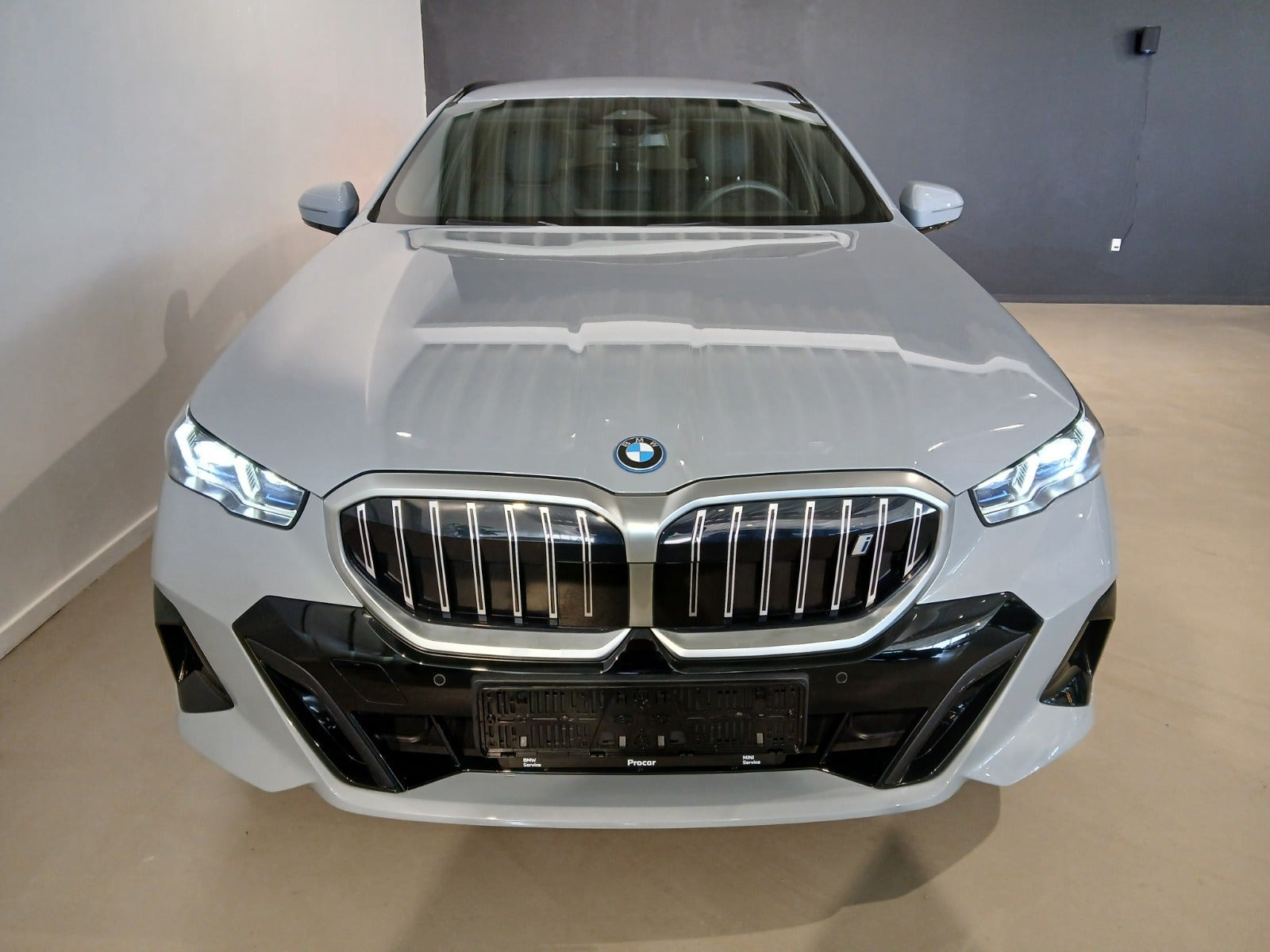 Grå BMW i5 fra 2025