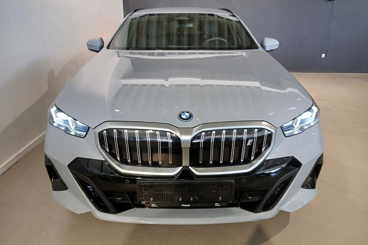 Grå BMW i5 fra 2025
