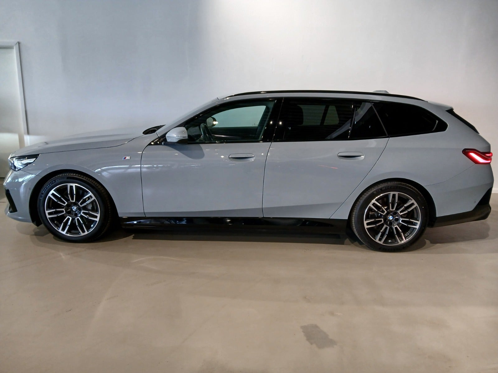 Grå BMW i5 fra 2025