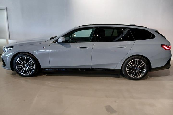 Grå BMW i5 fra 2025