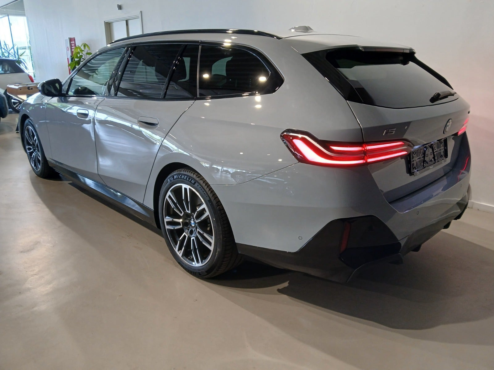 Grå BMW i5 fra 2025
