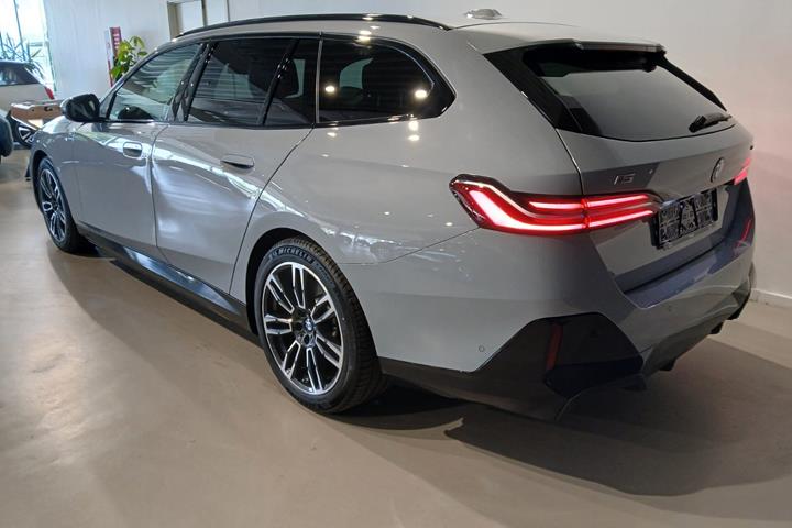 Grå BMW i5 fra 2025