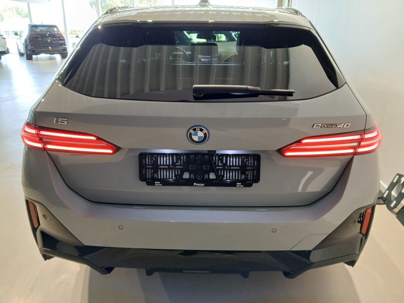 Grå BMW i5 fra 2025