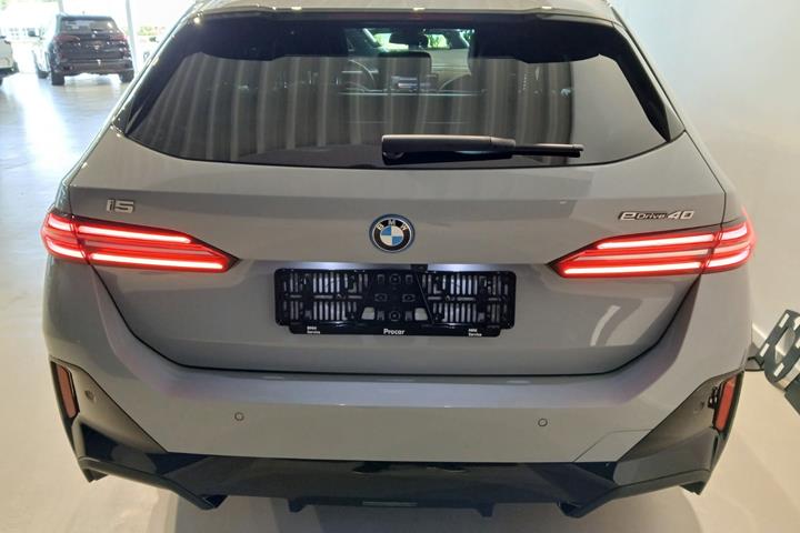 Grå BMW i5 fra 2025
