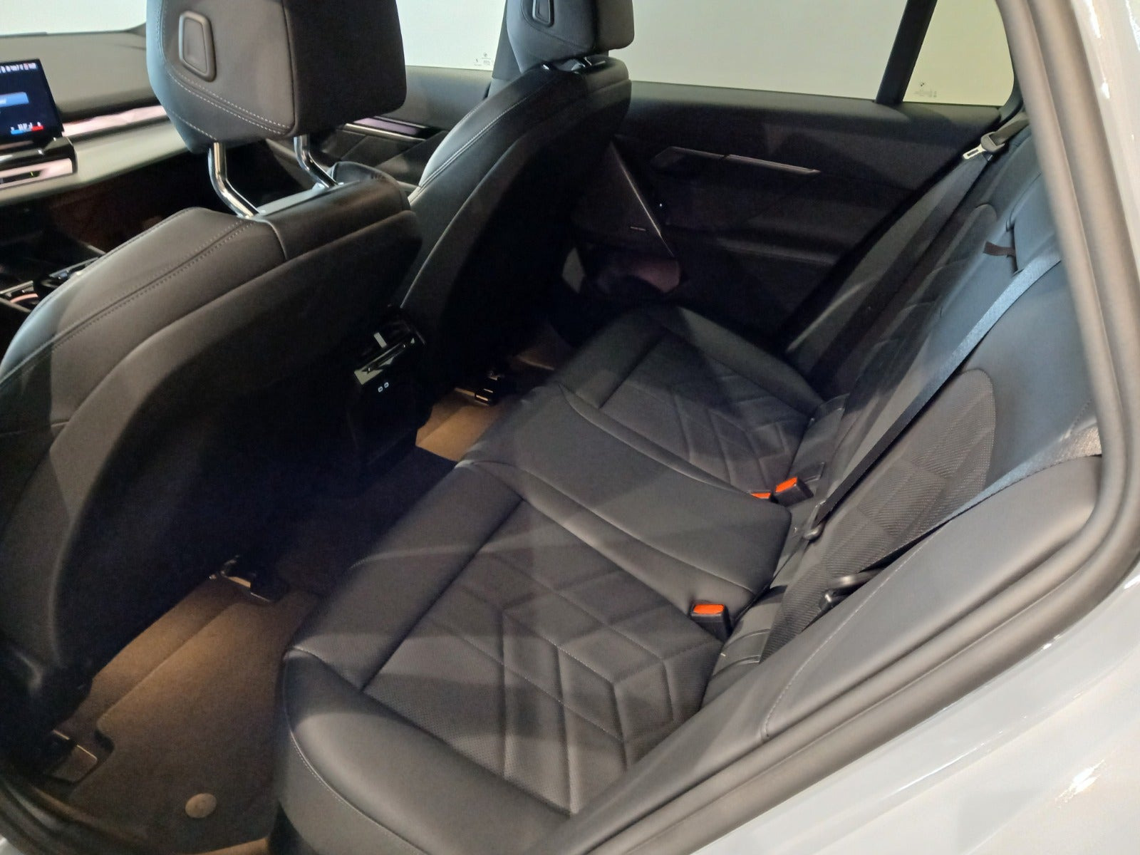 Grå BMW i5 fra 2025