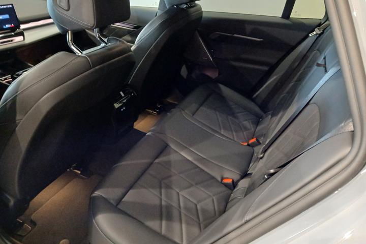 Grå BMW i5 fra 2025