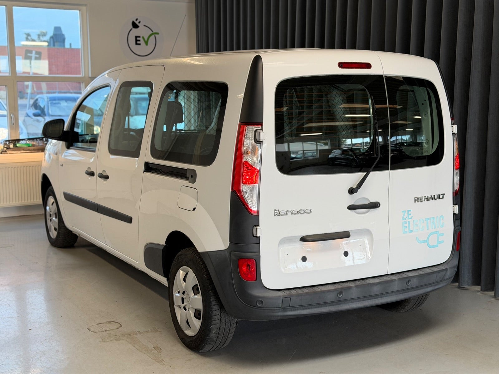 Hvid Renault Kangoo Maxi fra 2019 set udefra