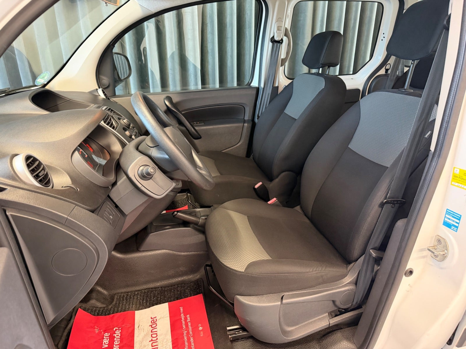 Hvid Renault Kangoo Maxi fra 2019 set indefra