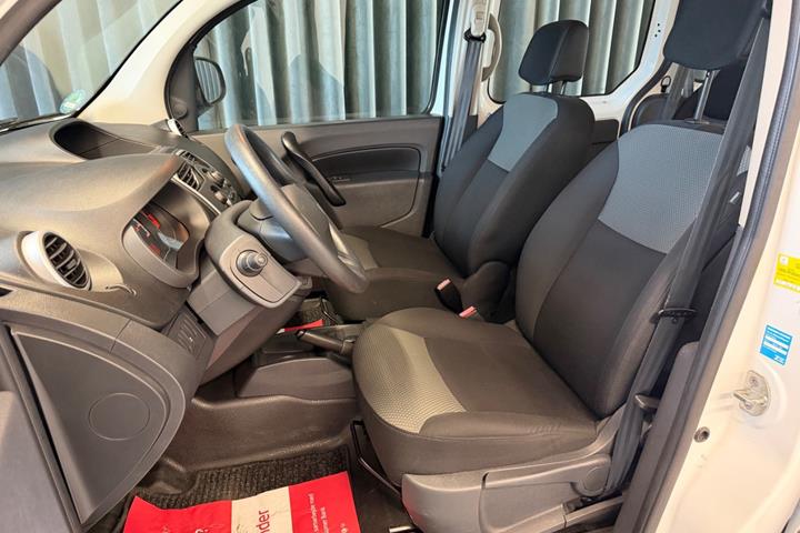 Hvid Renault Kangoo Maxi fra 2019 set indefra