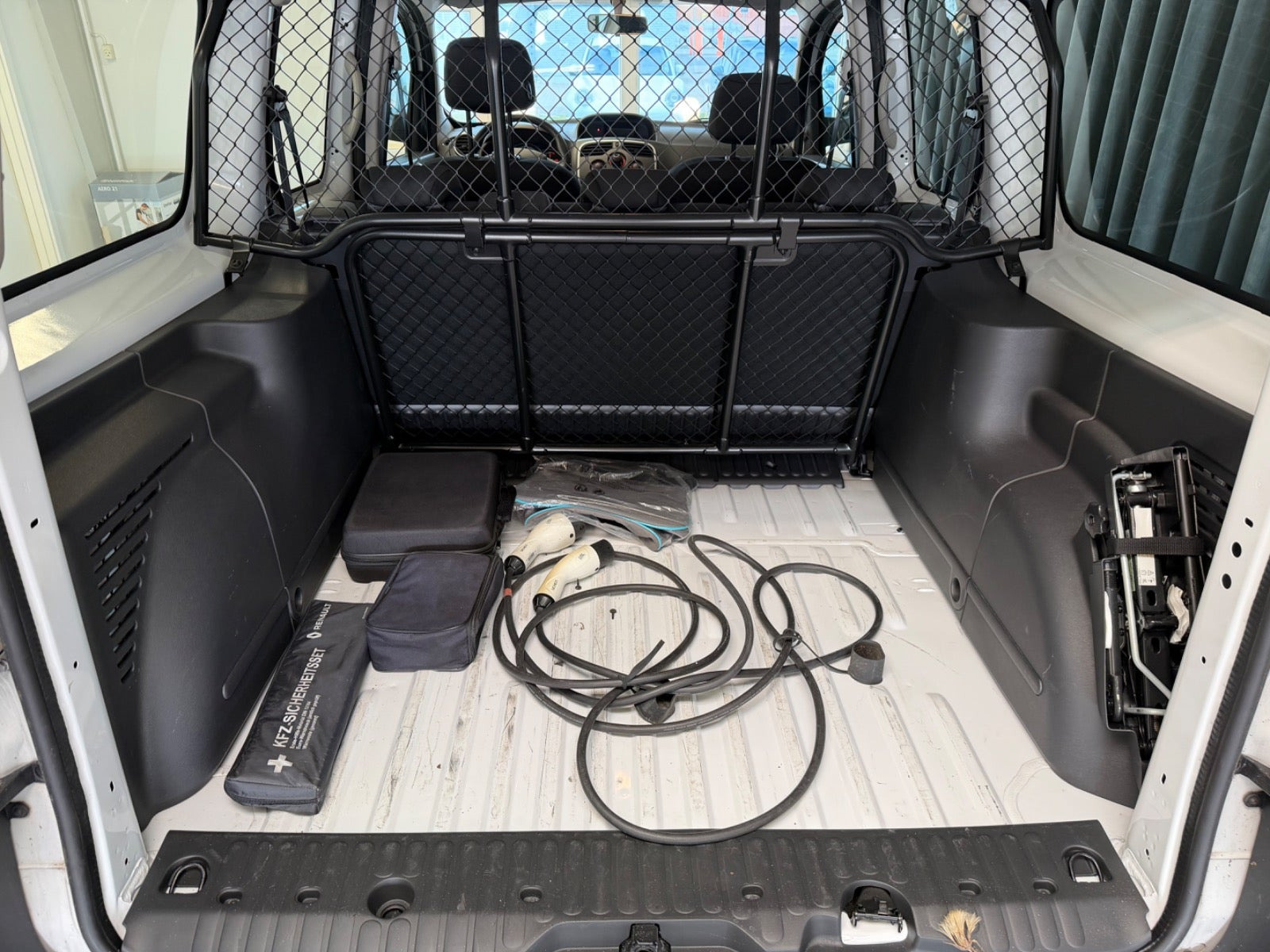 Hvid Renault Kangoo Maxi fra 2019 set indefra