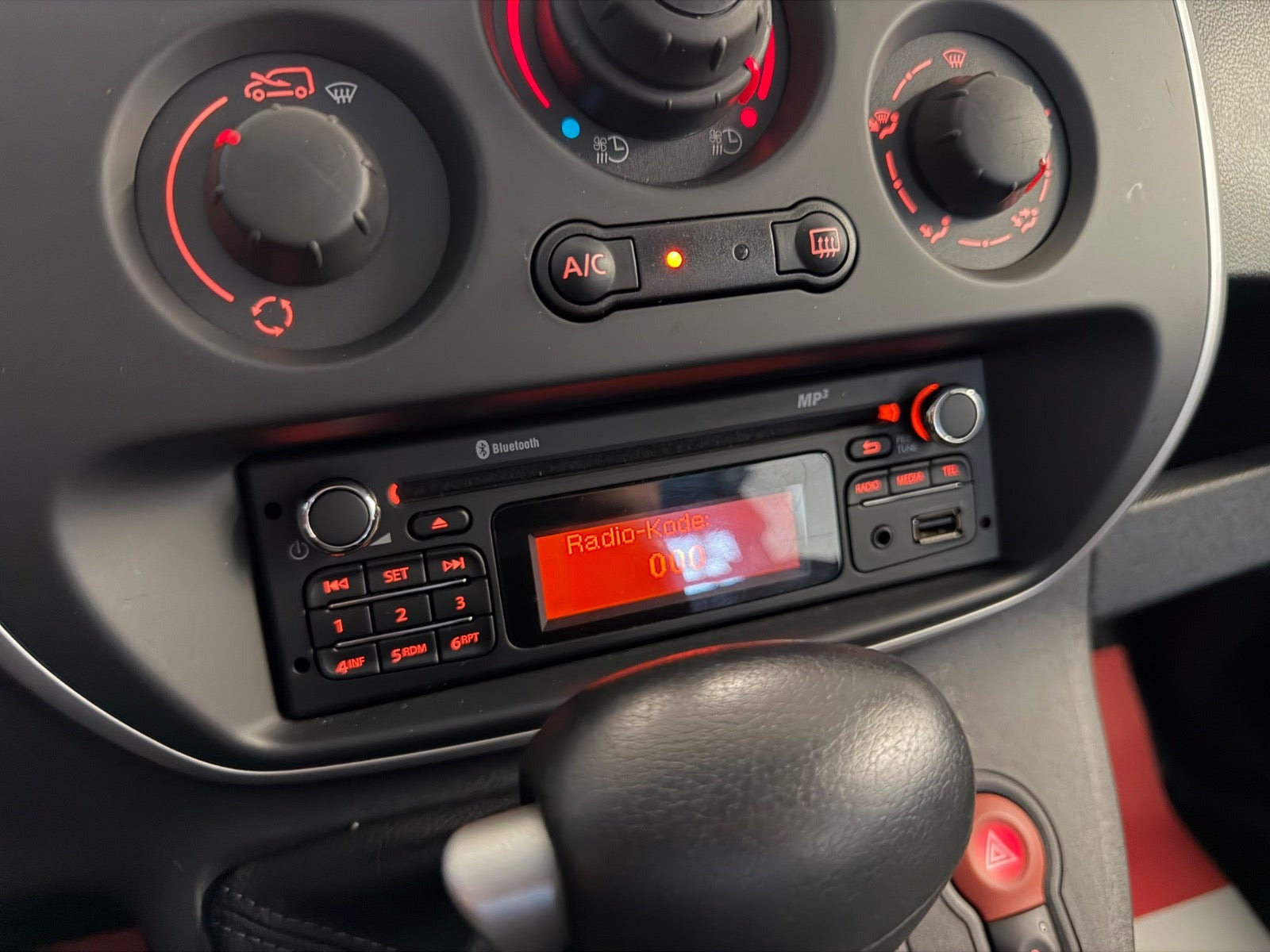 Hvid Renault Kangoo Maxi fra 2019 set indefra