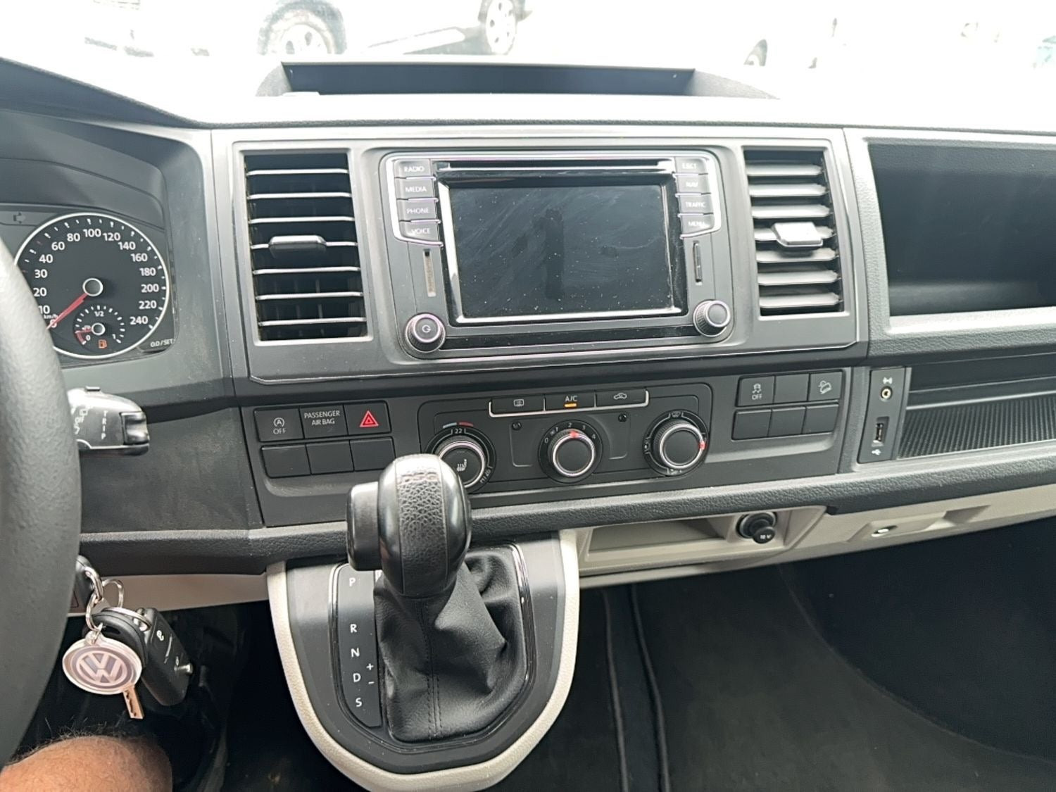 Grå VW Transporter fra 2017