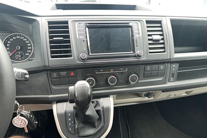 Grå VW Transporter fra 2017