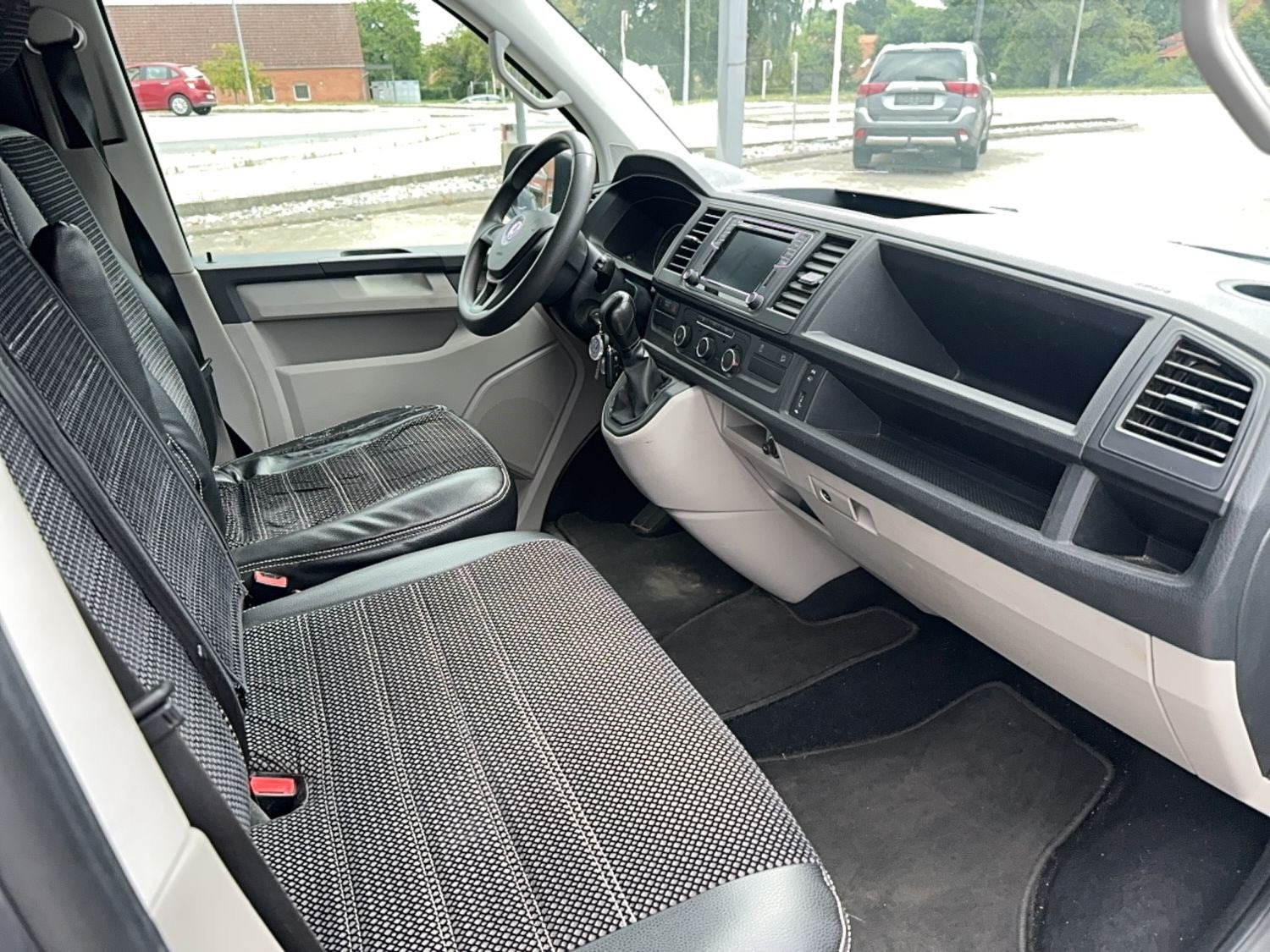 Grå VW Transporter fra 2017
