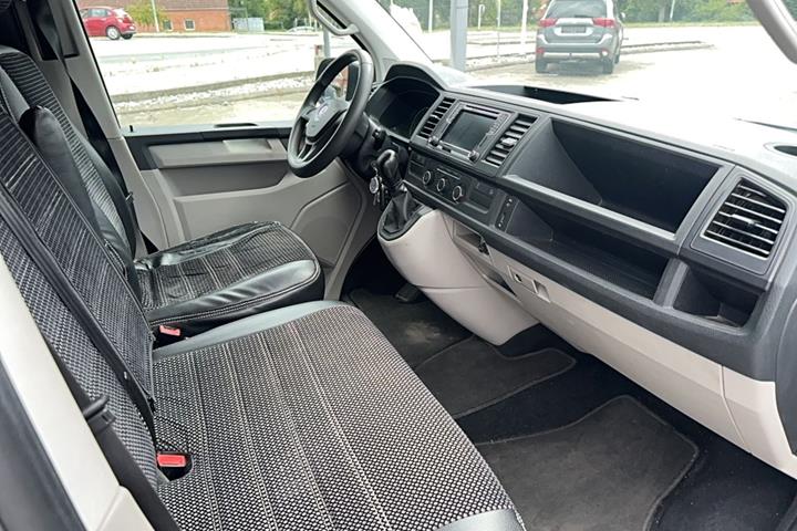 Grå VW Transporter fra 2017