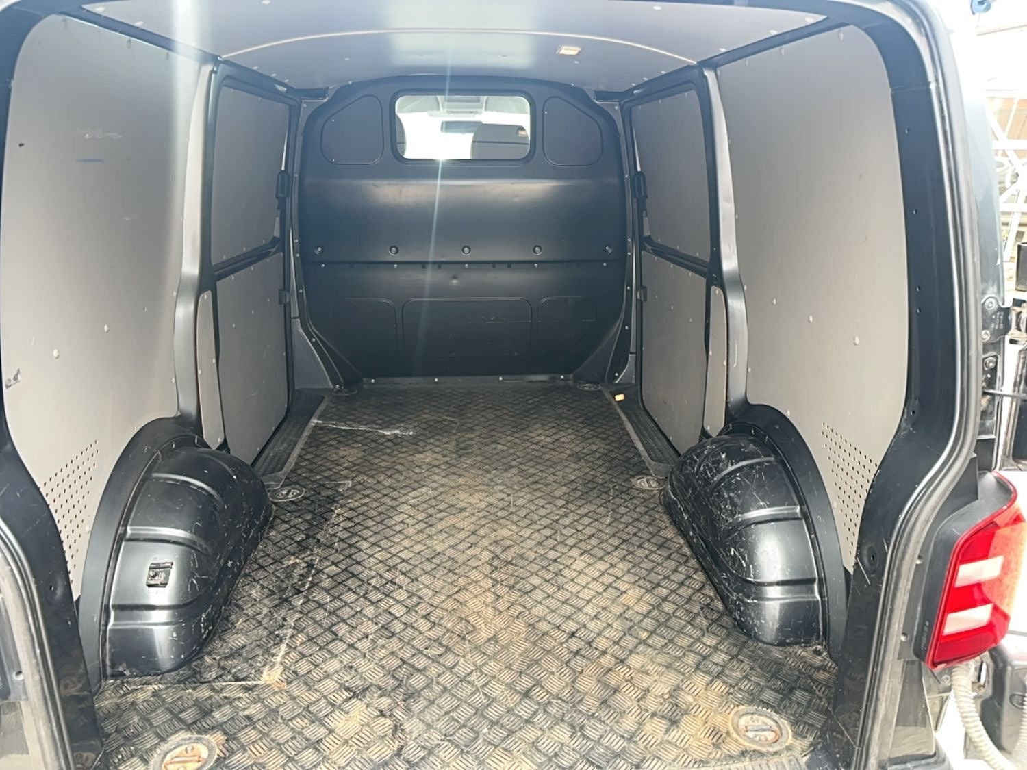 Grå VW Transporter fra 2017
