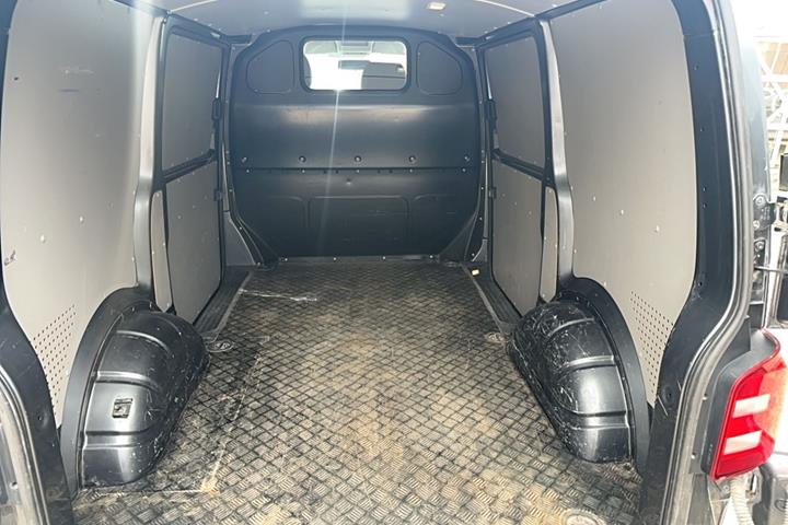 Grå VW Transporter fra 2017