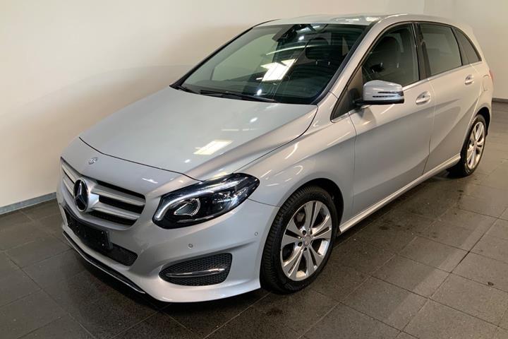 Sølv Mercedes B200 fra 2016 set udefra