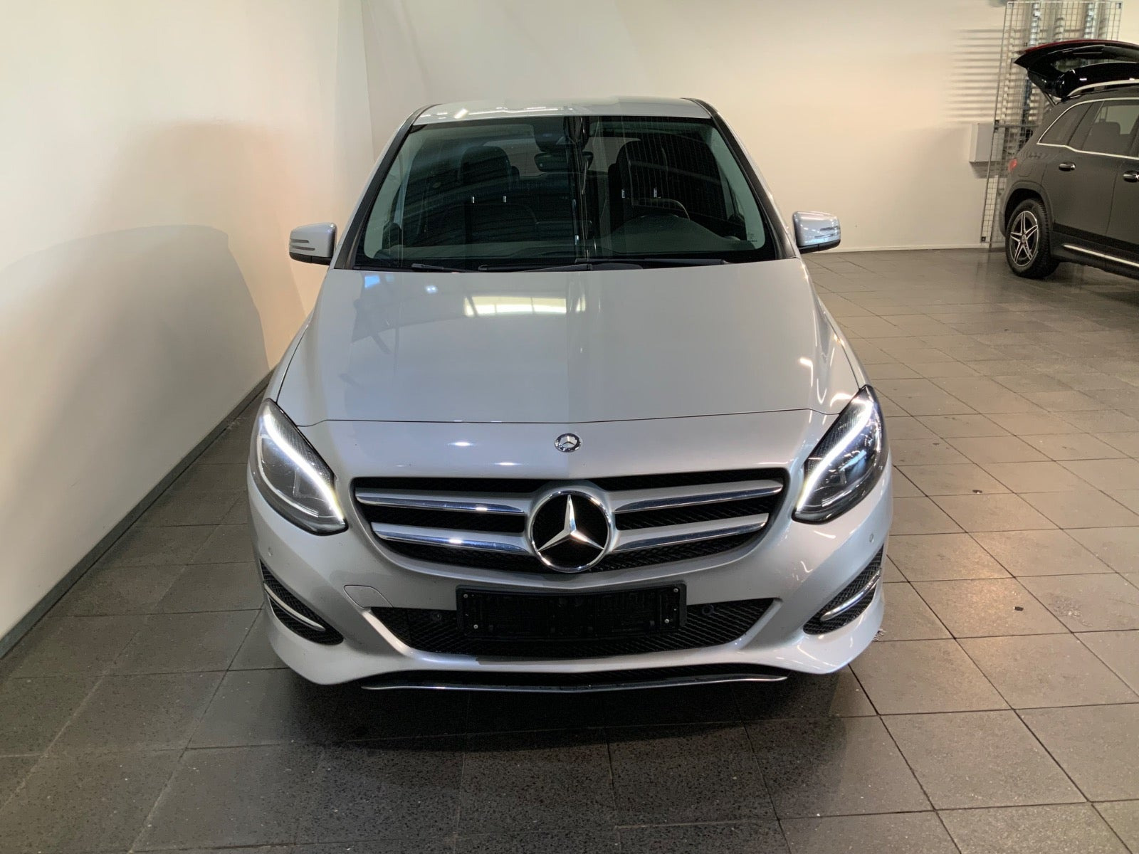 Sølv Mercedes B200 fra 2016