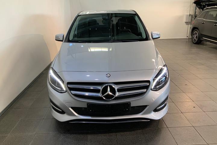 Sølv Mercedes B200 fra 2016