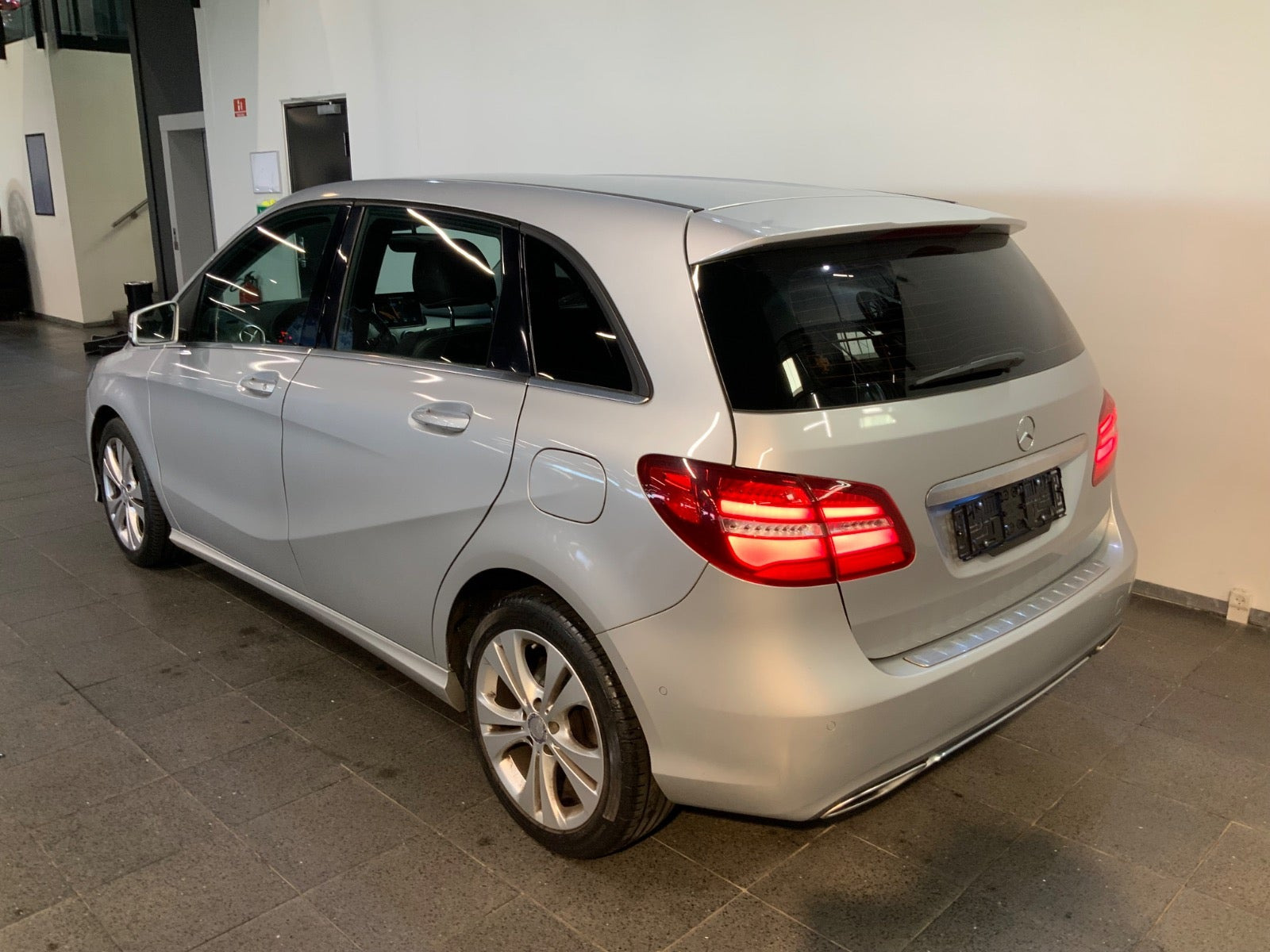 Sølv Mercedes B200 fra 2016