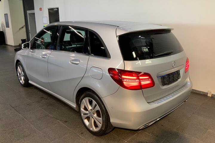 Sølv Mercedes B200 fra 2016