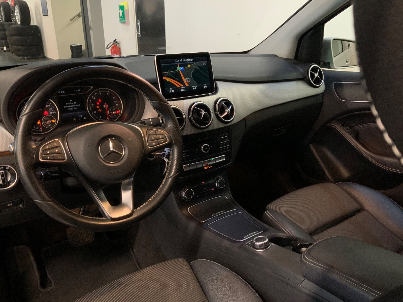Sølv Mercedes B200 fra 2016