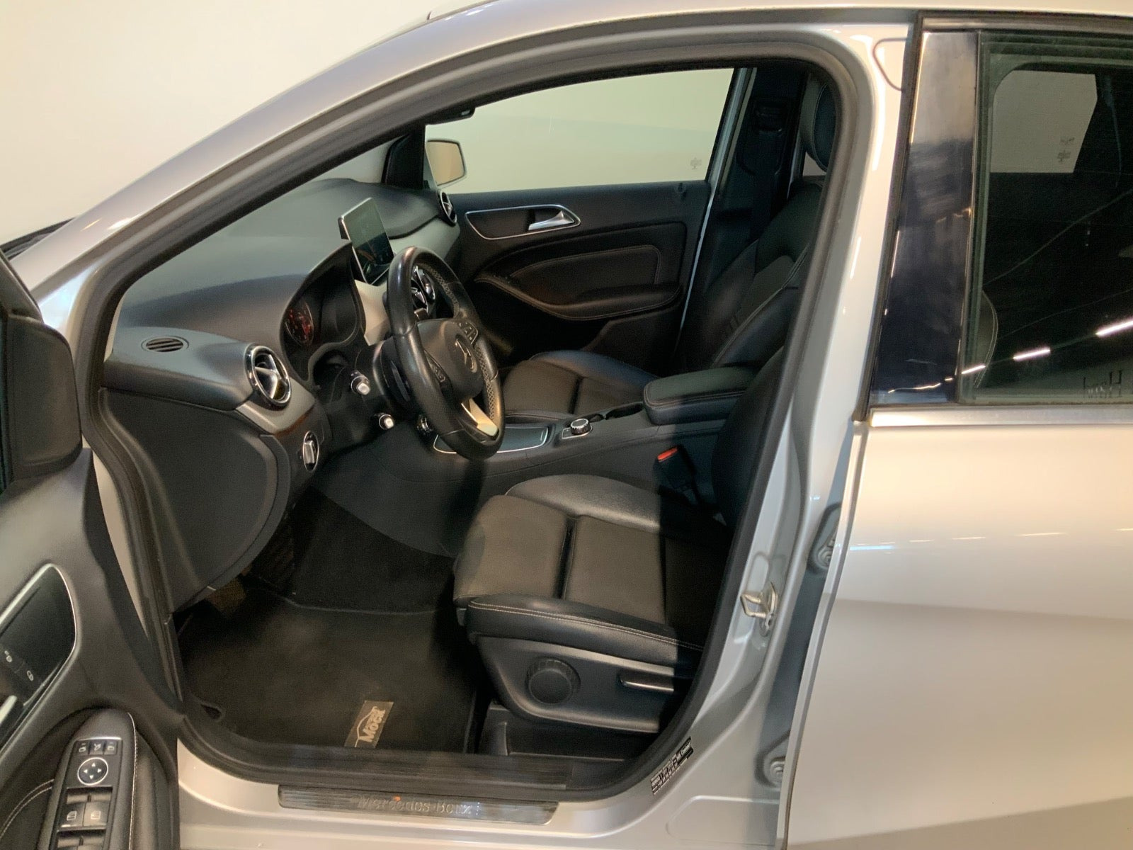 Sølv Mercedes B200 fra 2016