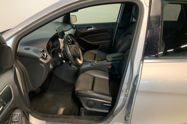 Sølv Mercedes B200 fra 2016