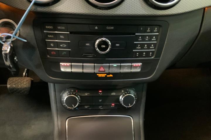 Sølv Mercedes B200 fra 2016