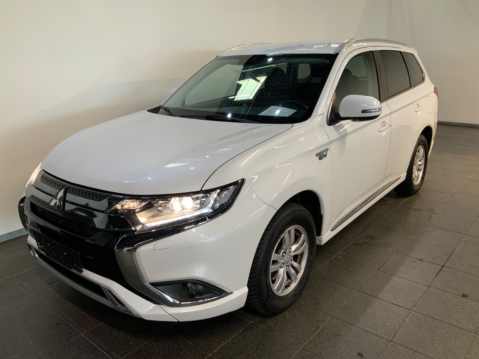 Mitsubishi Outlander 2,4 PHEV Inform+ CVT 4WD