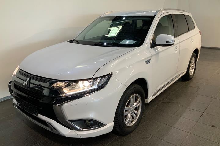 Hvid Mitsubishi Outlander fra 2020 set udefra