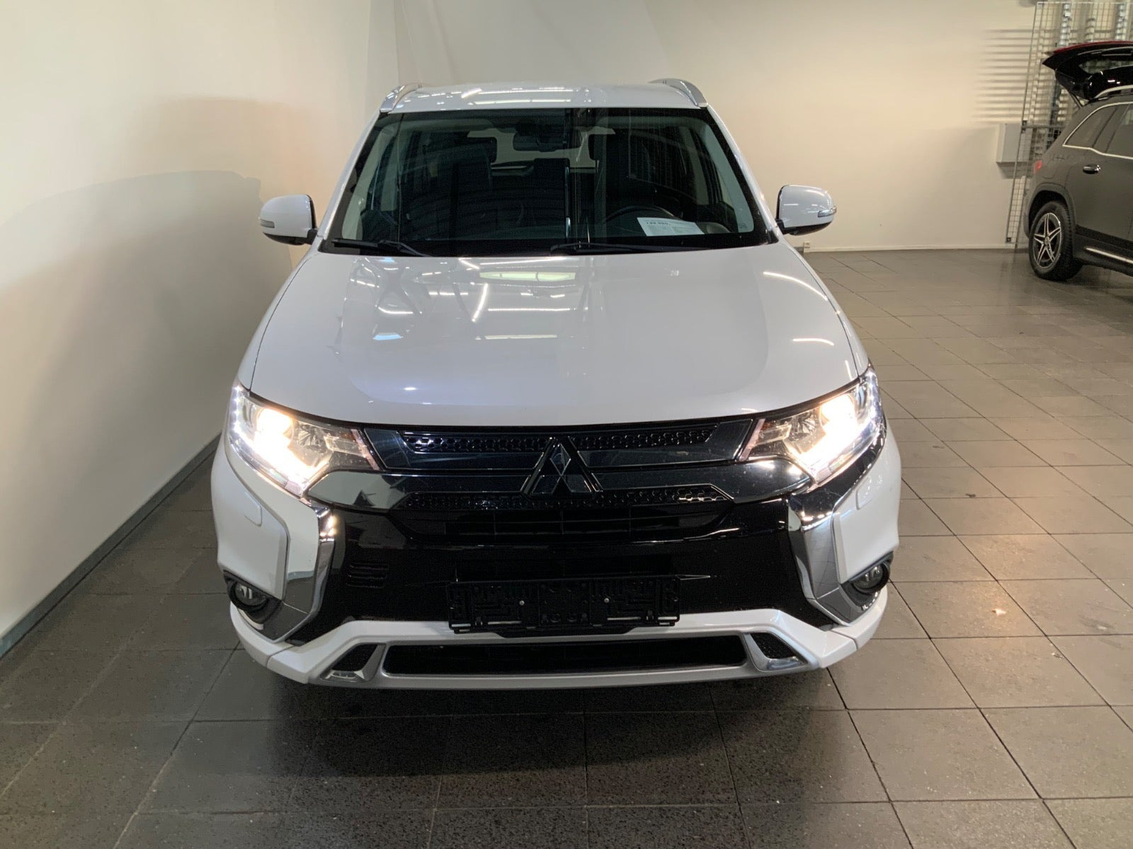 Hvid Mitsubishi Outlander fra 2020